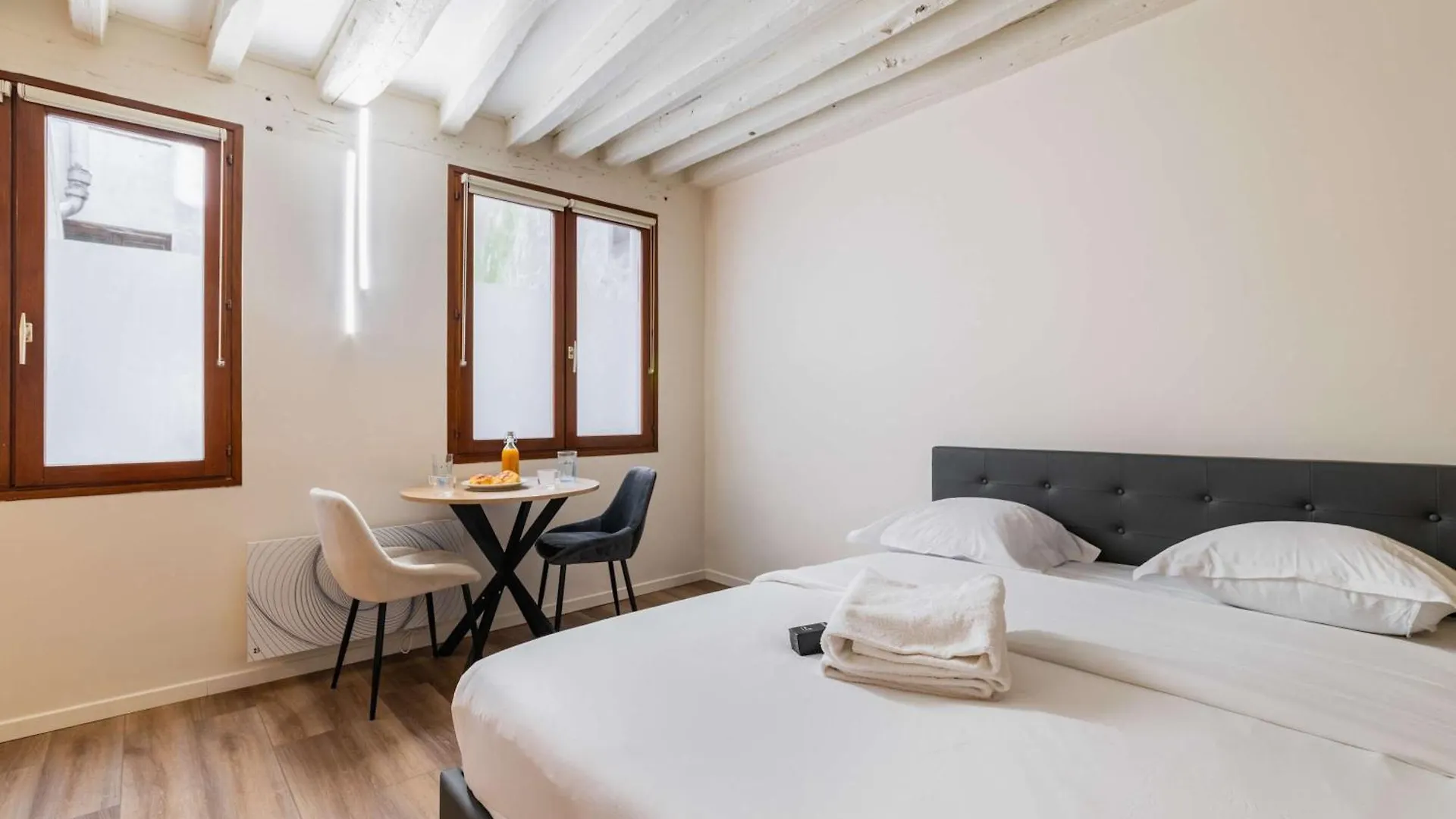 Apartment Studio Refait A Neuf Ile Saint Louis Paris 4 - 2P